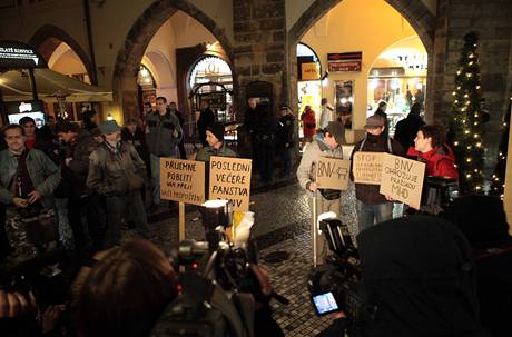 Odborái praského dopravního podniku demonstrují ped restaurací, kde firma BNV Consulting poádá vánoní veírek.