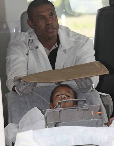 Brazilský chlapec, který ml v tle 42 jehel, doráí do nemocnice