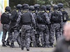 Policejní komando u pepadené banky na Novodvorské ulici