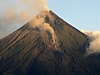 Filipínská sopka Mayon chrlí popel a lávu. Úady u evakuovaly ticet tisíc lidí.