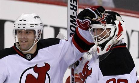 Martin Brodeur pijímá gratulace.