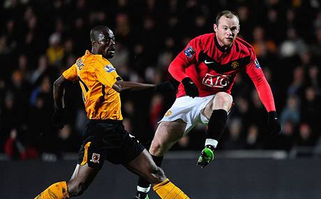 Wayne Rooney v souboji s Myhillem z Hullu.