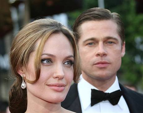 Filmová hvzda Angelina Jolie s partnerem Bradem Pittem údajn plánuje adoptovat chlapce z eska.