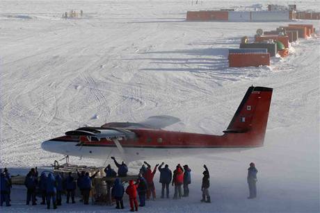 Badatele na základnu dopravilo dvoumotorové letadlo Twin Otter