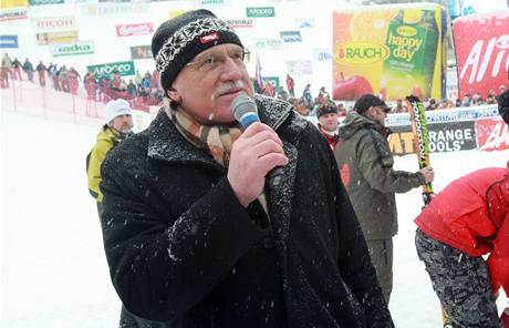 Vclav Klaus jezd do pindlerova Mlna rd. Navtvil i zvod SP v alpskm lyovn v roce 2008 (na snmku). 
