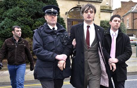 Peta Dohertyho zadrela policie pímo v soudní budov.