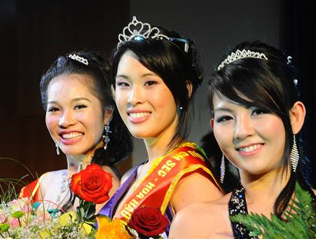 Osmnáctiletá studentka gymnázia Nguyen Mai Anh (uprosted) získala v noci na 29. prosince v Praze titul Miss Vietnam R. Titul první vicemiss pevzala Nguyen Thu Trang (vlevo) a druhou vicemiss se stala Dinh Thi Thanh Hoa (vpravo). 