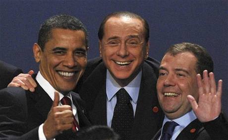 Americký prezident Obama, italský Berlusconi a ruský Medvedev na londýnském summitu G20.