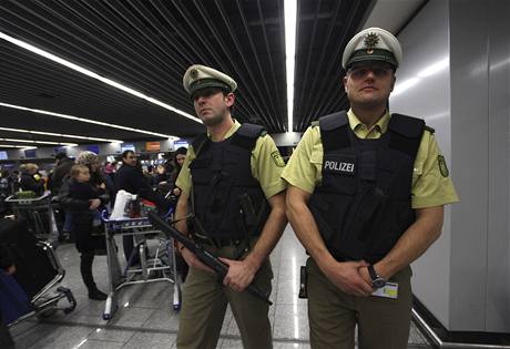 Policie na mezinrodnm letiti ve Frankfurtu nad Mohanem.