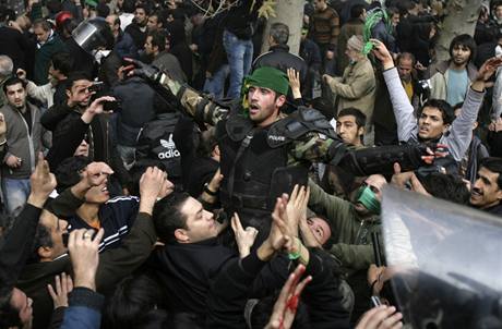 Opoziní demonstranti dali policistovi na hlavu átek zelené barvy - symbolu reformy Íránu.