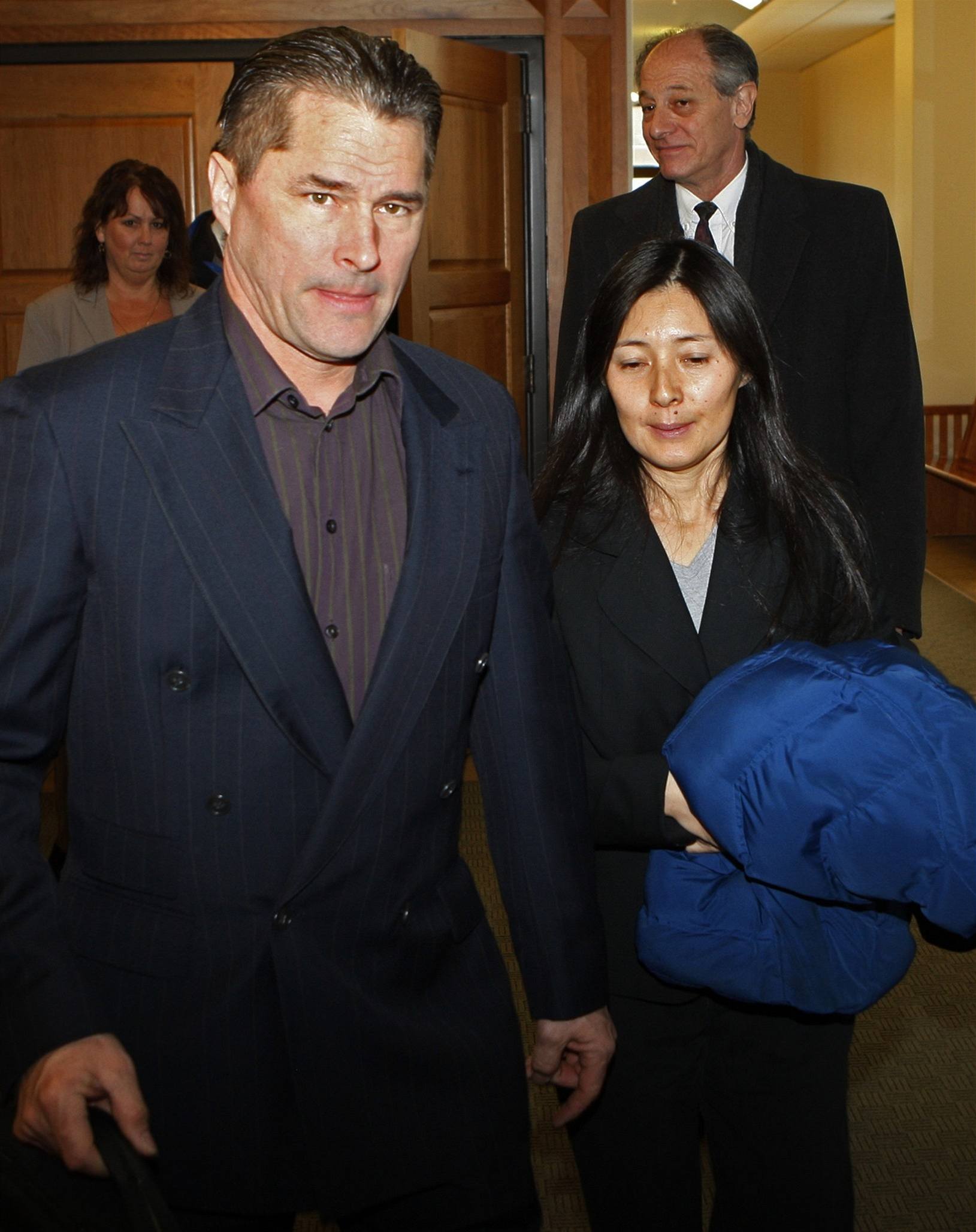 Richard a Mayumi Heeneovi odchzej od soudu 