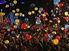 Lidé vypoutjí balónky v Pekingu