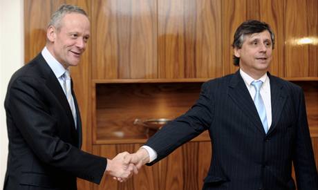 Premiér Jan Fischer (vpravo) pijal 7. ledna v Praze pedsedu KDU-SL Cyrila Svobodu.