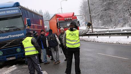 Kvli novmu zpsobu mta na Slovensku musej idii nkladnch aut ekat v nekonench kolonch