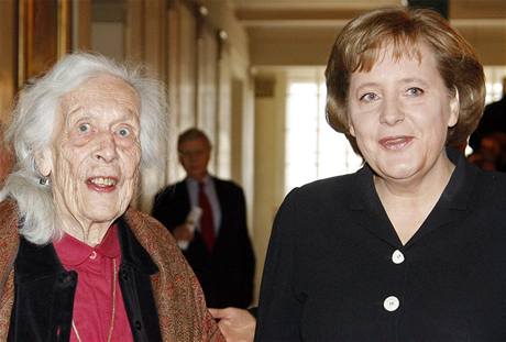 lenka hnutí odporu a politika. Freya von Moltkeová (vlevo) na archivním snímku s nmeckou kanclékou Angelou Merkelovou. 