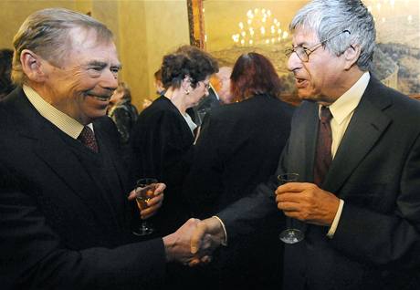 Exprezident Vclav Havel (vlevo) zdrav spisovatele Ivana Klmu, kter pevzal Cenu Karla apka.