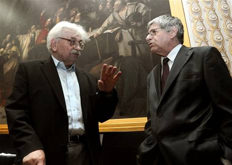 Spisovatel Ludvk Vaculk (vlevo) v rozhovoru s kolegou Ivanem Klmu, kter pevzal Cenu Karla apka.