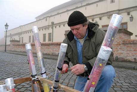 Brnnský ohostrjce Ivan Martínek pipravuje munici nkolik hodin ped novoroním ohostrojem na pilberku. 