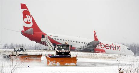 Boeing 737 spolenosti Air Berlin pot, co stroj pi startu nhle sjel ze startovac drhy