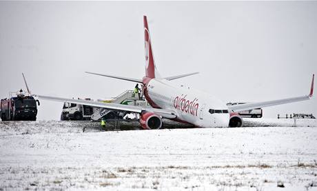 Boeing 737 spolenosti Air Berlin poté, co stroj pi startu náhle sjel ze startovací dráhy