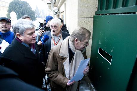 Václav Havel, Landovský a biskup Malý li ped ínské velvyslanectví.