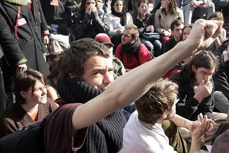 Studenti protestují proti plánu na sníení nezamstnanosti.