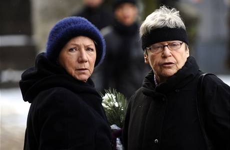 Dana Syslov (vlevo) a Liliana Malkinov na pohbu Mileny Dvorsk