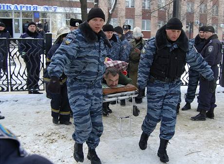 Policie evakuuje ranné po výbuchu v ukrajinské nemocnici