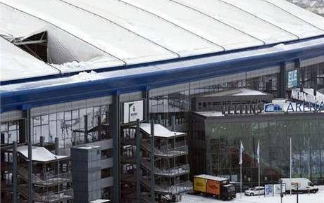 Poniená stecha fotbalové Veltins Areny v Gelsenkirchenu.