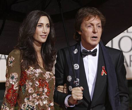 Ocenní piel udlit i len legendárních Beatles Paul McCartney (na fotografii s pítelkyní Nancy Shevellovou).