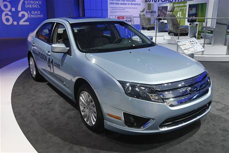 Ford Fusion Hybrid na autosalonu v Detroitu