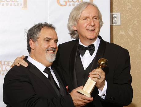 Producent John Landau (vlevo) a reisér James Cameron pózují se Zlatým glóbem za nejlepí film roku Avatar