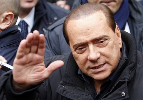 Berlusconi se poprvé od napadení ukázal na veejnosti.