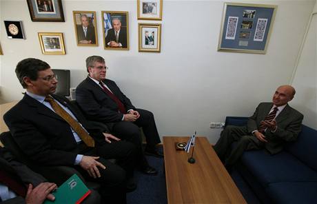 Izraelci v ele s námstkem ministra zahranií Dannym Ajalonem (vlevo) nechali tureckého velvyslance Ahmeta Oguze Celikkola (vpravo) sedt na niím sofa, na stl postavili jen izraelskou vlajku a nepodali mu prý ani ruku. 