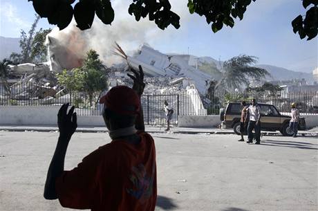 Jeden ze zniených dom v haitském Port-au-Prince po dsivém zemtesení.