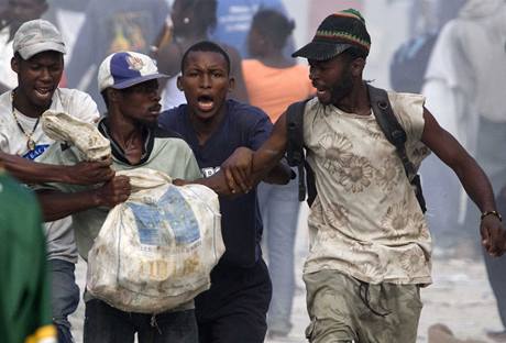 Haiané se petahují o koist, kterou pedtím vyrabovali v hlavním mst Port-au-Prince.