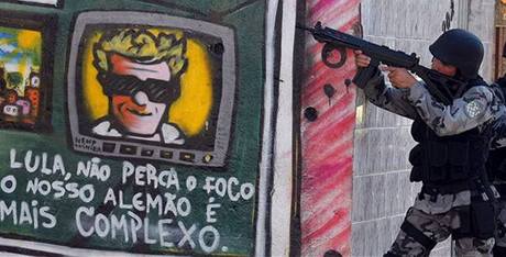 Brazilský policista pi zásahu v Riu. Ilustraní foto.