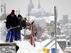 Sníh z praských ulic koní ve Vltav