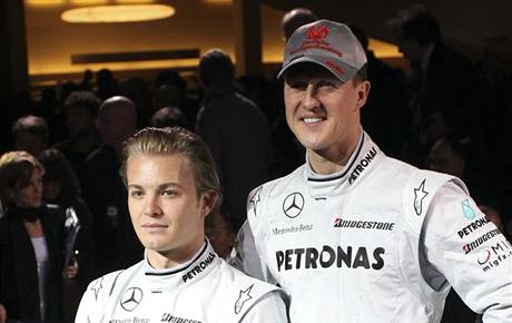 Nico Rosberg (vlevo) a Michael Schumacher.