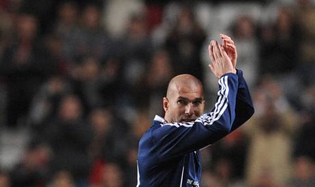 Charitivn zpas mezi Benfikou Lisabon a Vbrem Ronalda a Zidaneho.