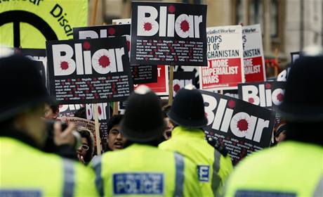 Demonstranti v Londn protestuj proti vlce v Irku v den, kdy bval britsk premir Tony Blair vypovd ped britskm vborem vyetujcm okolnosti vlky.