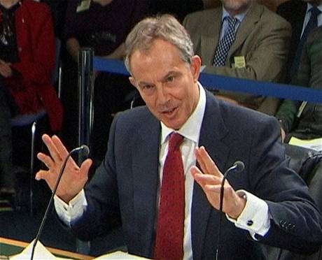 Expremiér Tony Blair vysvtluje vyetovací komisi okolnosti války v Iráku.