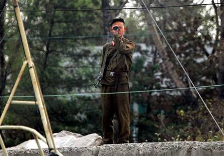 Severokorejský voják hlídá hranice s ínou.