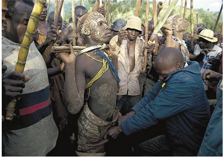 Obízka se v Africe velmi asto provádí v primitivních podmínkách bez dodrení základních pravidel hygieny. Snímek poízený v srpnu 2008 ve východní  Ugand zachycuje "chirurga"  Freda Natsambwu tsn ped tím, ne provedl rituální obízku. 