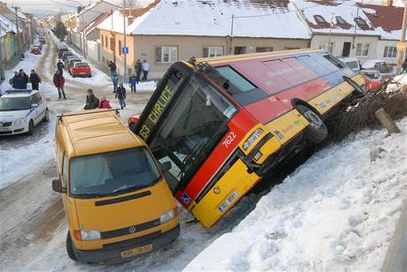 V Brn-Chrlicích se pevrátil autobus mstské hromadné dopravy