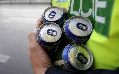 Pratí dopravní policisté kontrolovali 16. ervna na magistrále u Hlavního nádraí idie a v rámci akce nazvané Alkohol za volant nepatí jim rozdávali nealkoholické pivo. 