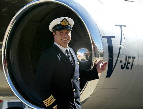 John Travolta ped svým letadlem.
