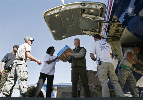 Bývalý americký prezident Bill Clinton pomáhá s výkladat humanitární pomoc na haitském letiti.