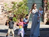 Angelina Jolie a tyi nejstar dti.