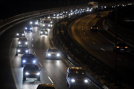 Na 150 idi protestovalo jízdou proti nejnií povolené rychlosti 50 km/h na nkterých úsecích praské magistrály.